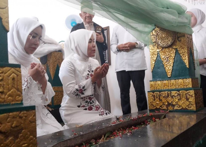 Kunjungi Makam Sultan Mahmud Badaruddin, Fitri-Nandriani Bakal Lestarikan Wisata Religi