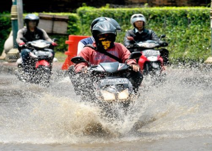 5 Tips Perawatan Sepeda Motor Usai Melewati Banjir