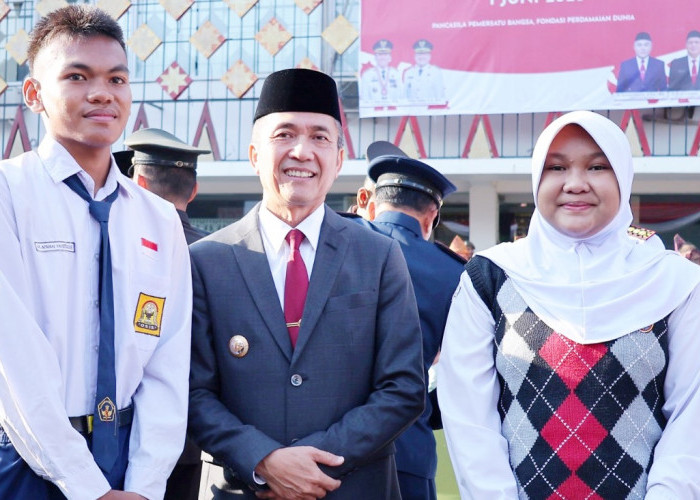 Pimpin Upacara Hari Kelahiran Pancasila, Qanita Syifa dan M Adyan Dampingi Walikota Palembang 