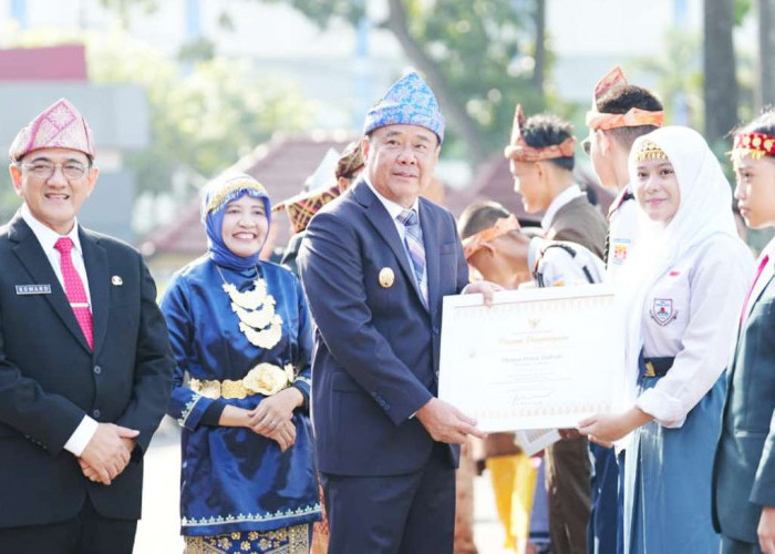Wagub Sumsel Cik Ujang Tekankan Peningkatan Kualitas Pendidikan pada Upacara Hardiknas 2026