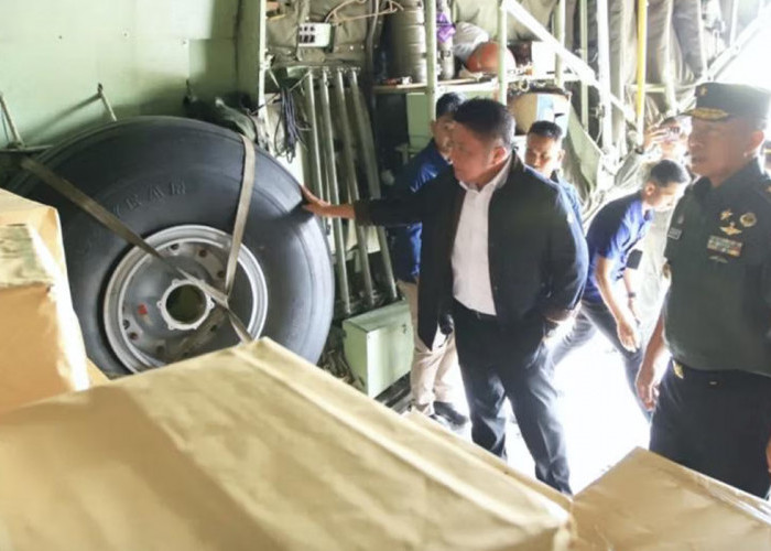 Herman Deru Lepas 15 Ton Bantuan Pelajar Sumsel untuk Korban Banjir di Sumbar 