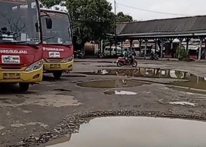 Jalan  di Terminal Sako Hancur Lebur   