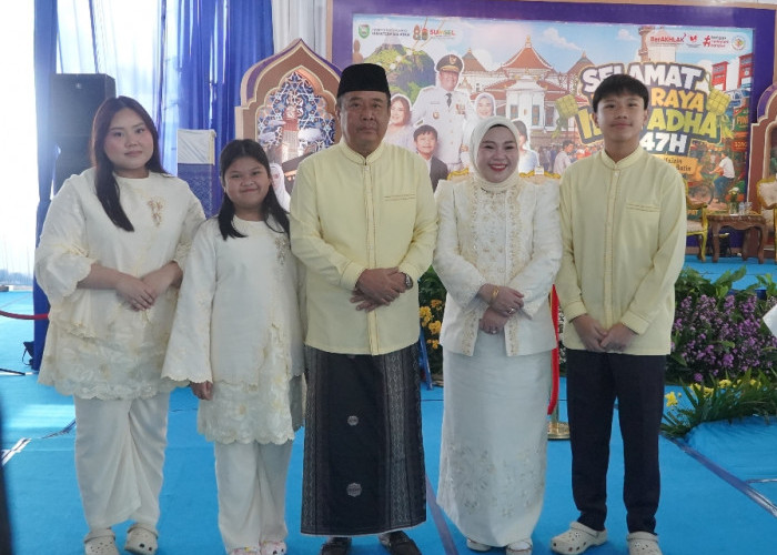 Cik Ujang Serahkan 6 Ekor Sapi Kurban dan Bantuan Sajadah untuk Masjid Agung Palembang saat Idul Adha 1447 H