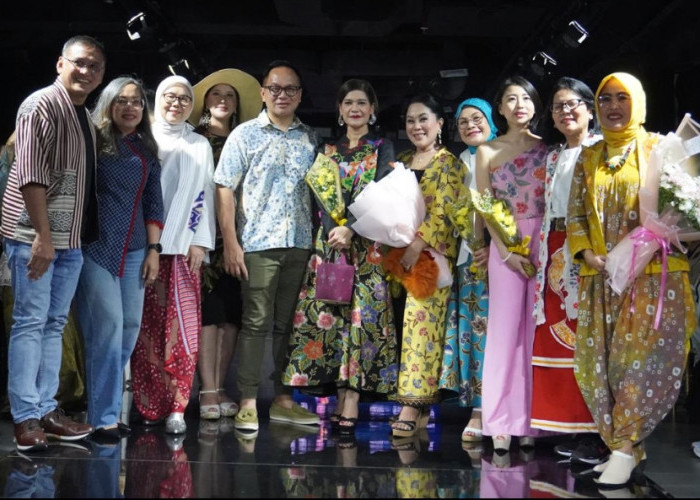 Deden Fashion UMKM Binaan Pusri Tampil di Fashion Show Kelana Wastra Indonesia 2024
