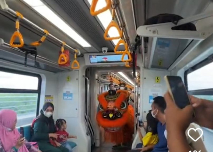 Semarak Dan Pernak-pernik Perayaan Imlek di Palembang, Pertunjukkan Barongsai di LRT Pukau Warga