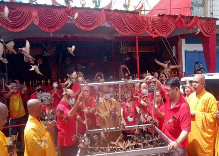 Mengenal Tradisi Lepas Burung Saat Tahun Baru Imlek di Palembang