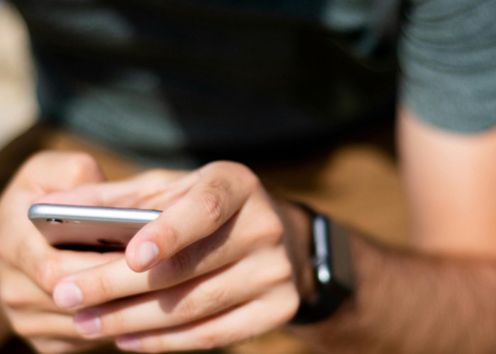 Ungkap Karakter Asli Seseorang Lewat Caranya Pegang HP