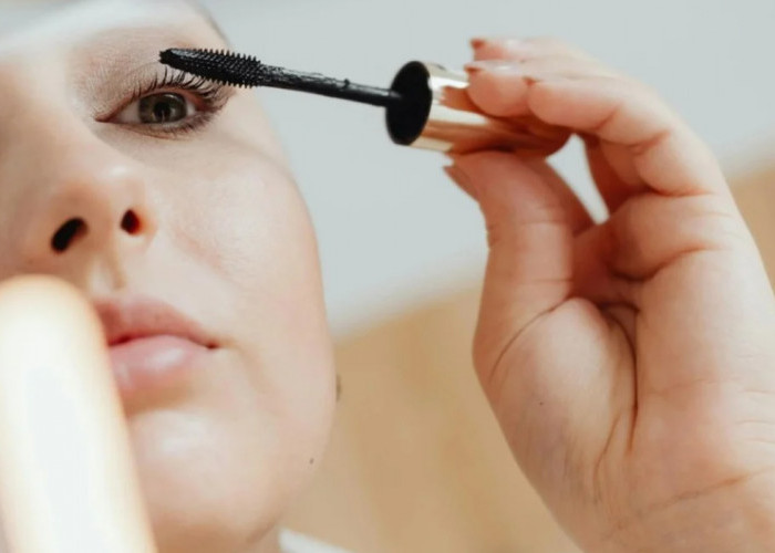 Tren makeup 2025: Elegan Natural dan Futuristik, Cek Cara Pengaplikasiannya di Sini