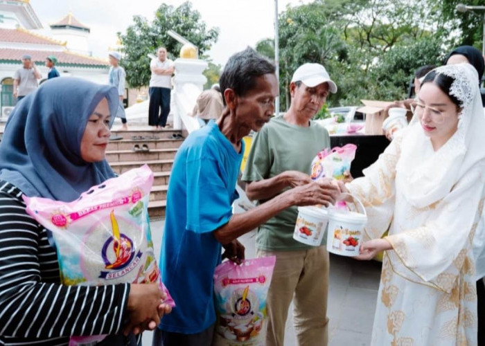 Berbagi ke Sesama, Ibu Nandriani Bagikan 10 Ton Beras ke Warga Palembang