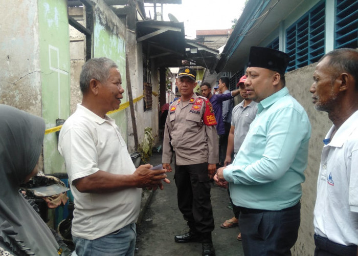 Anggota DPRD Abdullah Taufik Bantu Korban Kebakaran Jalan Ratna Palembang