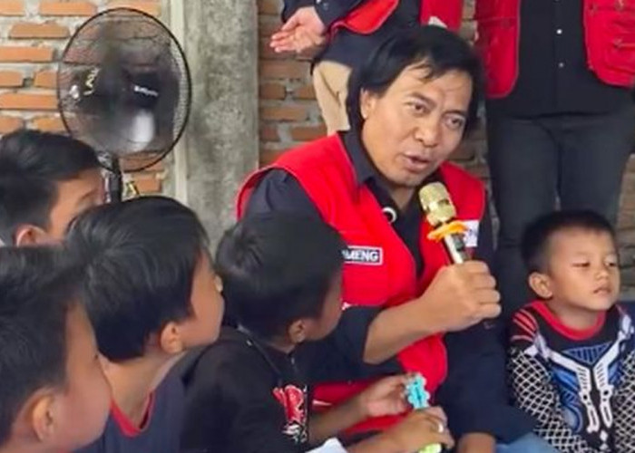 Pecah! Komeng Hadir Ditengah Pengungsi Banjir Padang, Obati Duka Masyarakat 