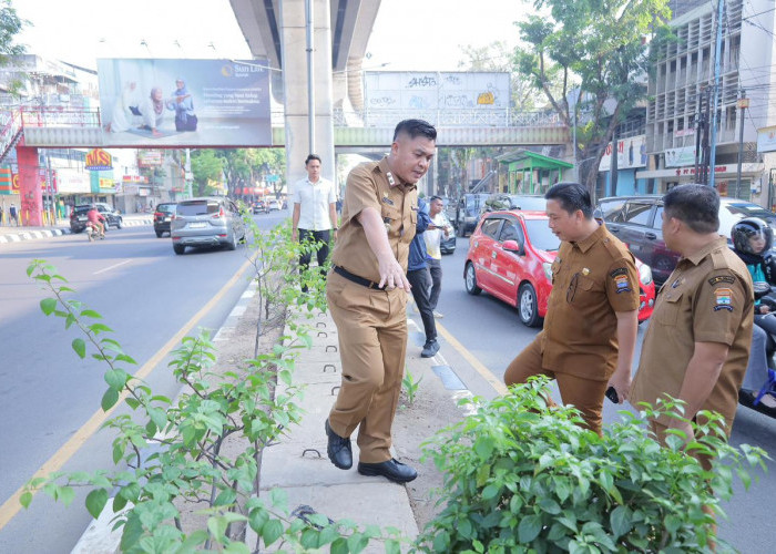 Sambut HUT ke-1343, Sekda Aprizal Tinjau Pengecatan Trotoar dan Ajak Pelaku Usaha Percantik Palembang