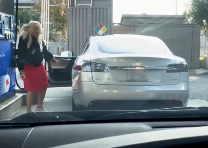Kocak Wanita Pakai Tesla Tapi Antri BBM di SPBU, Ini Komentar Elon Musk