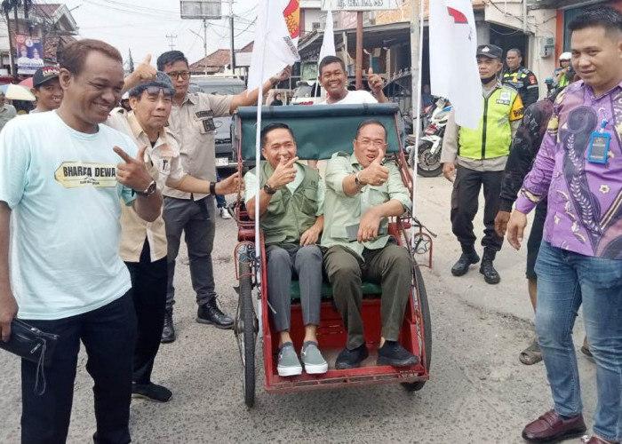 Kampanye di IB II Palembang, Ratu Dewa Diarak Warga Pakai Becak hingga Dicurhati Pedagang soal Jalan Rusak