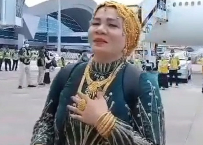 Tiba di Makassar, Suarnati Daeng Kanang Pamer Emas 180 Gram dari Mekkah
