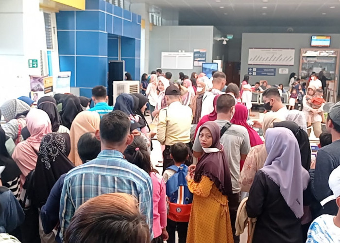 Ramai Antrian tiket LRT Warga Palembang Rela Antri
