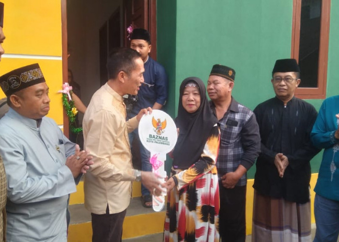 PJ Walikota Palembang Serahkan Kunci Rumah ke Ibu Sopiah, Bedah Rumah Warga Kelurahan Pahlawan 