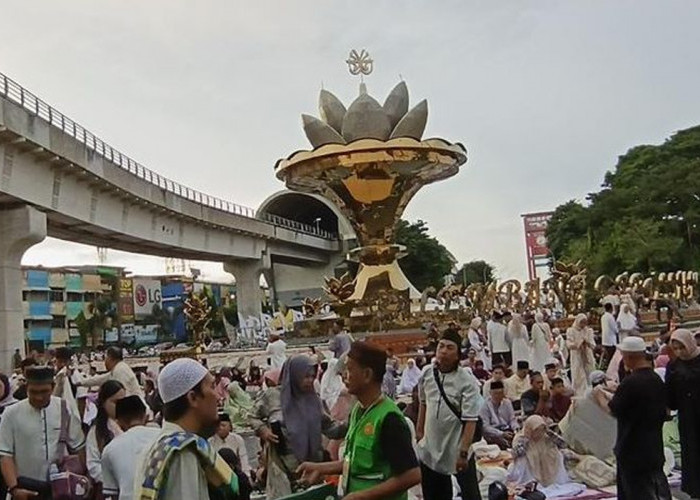 Tugu Cempako Telok Jadi Latar Foto Selfie Warga Palembang Usai Salat Id di Masjid Agung