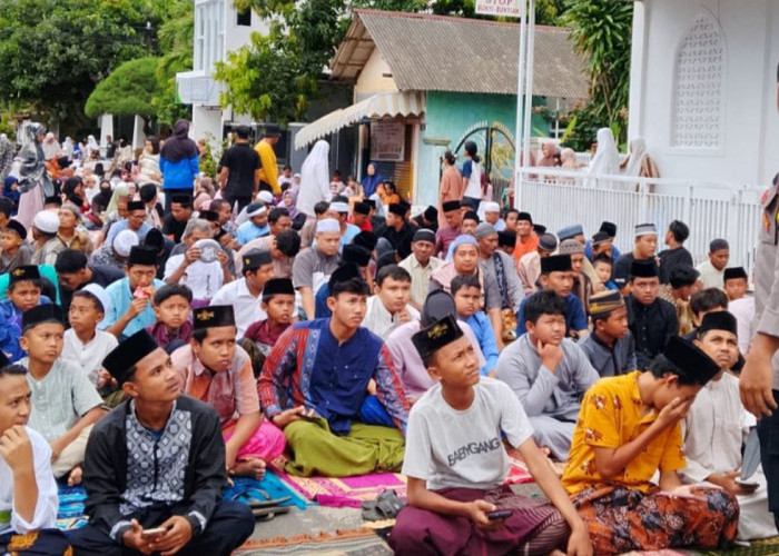 Viral! Salat Tarawih Sumenep, Ribuan Orang Rela Antre Dari Siang, Demi Amplop Rp 300 Ribu
