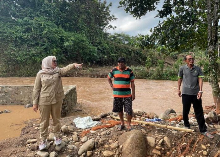 Eva Sepriami Turun ke Lokasi Bantu Warga Terdampak Banjir Bandang OKU Selatan