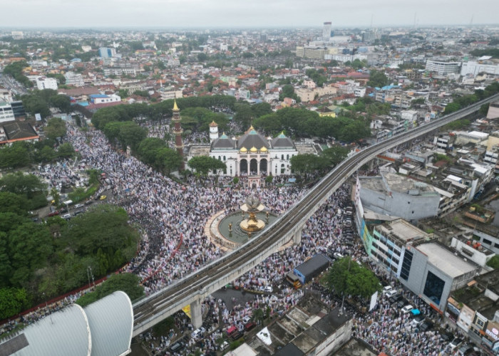 Salat Ied di Masjid Sultan Mahmud Badaruddin Jayo Wikramo, Gubernur Herman Deru Tekankan Nilai Kebersamaan