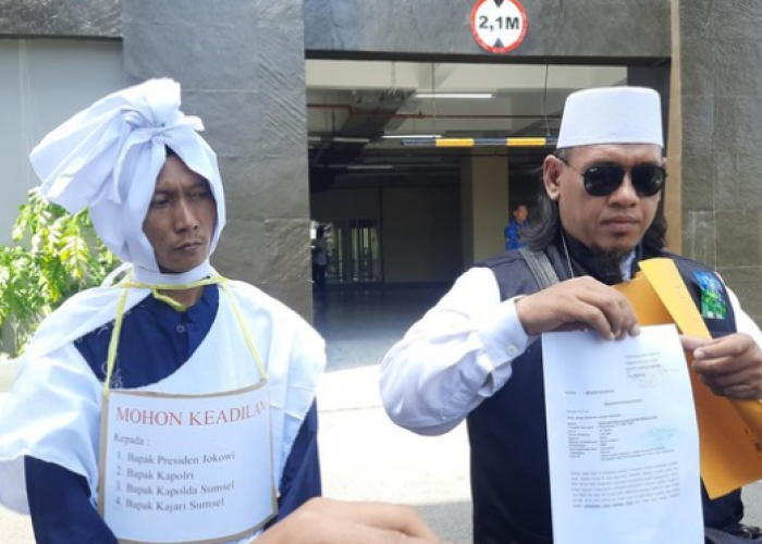 Tersangka Kasus Pencabulan Datangi Polda Sumsel dengan Jalan Kaki Pakai Kostum Pocong 