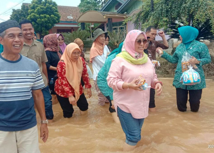 Rita Suryani Kunjungi Bantu dan Korban Banjir Muratara, Sampaikan Hal Ini untuk Jadi Prioritas 