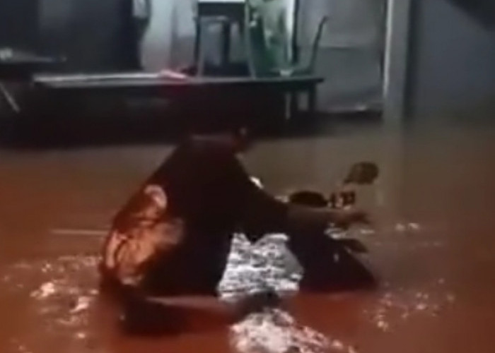 Parah, Sekali Hujan Sebanyak 13 Titik Banjir 'Tenggelamkan' Palembang Semalaman, Lalu Lintas Sempat Lumpuh