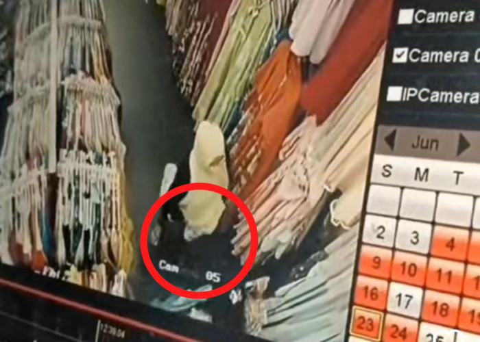HEBOH! Aksi Komplotan Emak-emak Terekam Kamera CCTV Ngutil di Toko Baju Pasar 16 Ilir Jadi Viral 