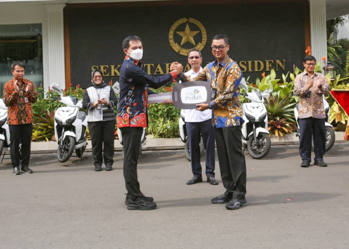 PLN Serahkan Sertifikat Energi Terbarukan untuk 5 Istana Kepresidenan