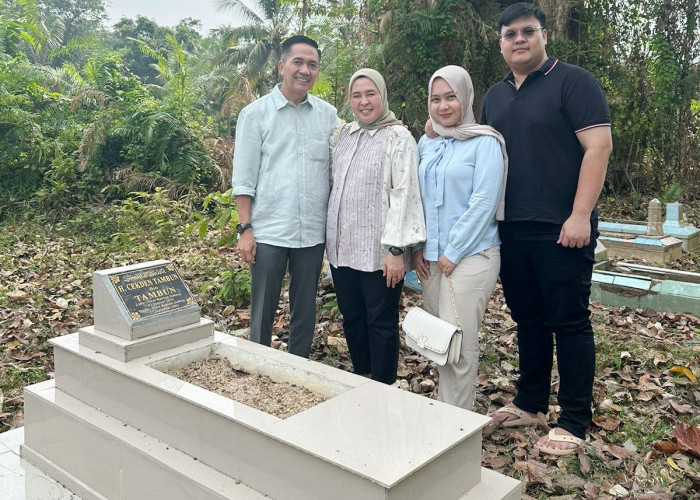 Tak Ada Perayaan Mewah, Jelang Pendaftaran Calon Walikota Palembang, Ratu Dewa Ziarah ke Makam Keluarga Besar