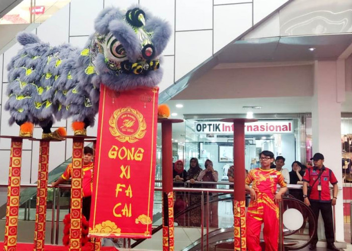 Heboh, Atraksi Barongsai Tonggak Sambut Imlek 2024 di PTC Mall, Bikin Histeris Pengunjung