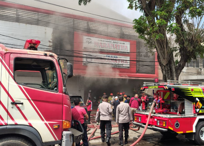 Ratusan Jemaat Panik Saat Gereja Maranatha Palembang Terbakar