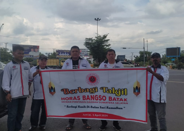HBB Gelar Baksos Berbagi Kasih, Bagi-bagi Takjil di Simpang Bandara Tanjung Api-api