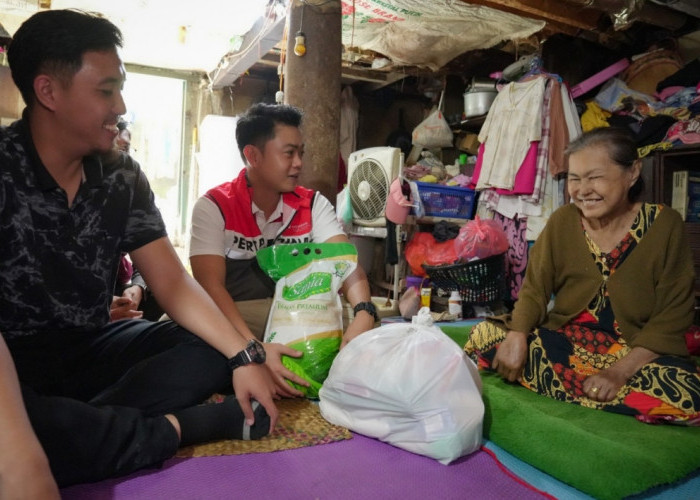 Sedekah Pekerja Kilang Pertamina Plaju Ukir Senyum Masyarakat Terdampak Banjir di Kelurahan Bagus Kuning