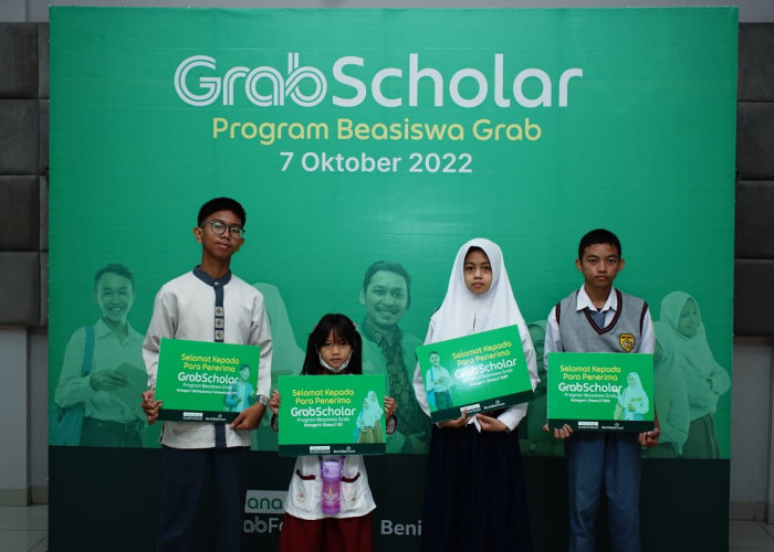 Grab Berikan Beasiswa Kepada Belasan Anak Mitra Berprestasi di Palembang 