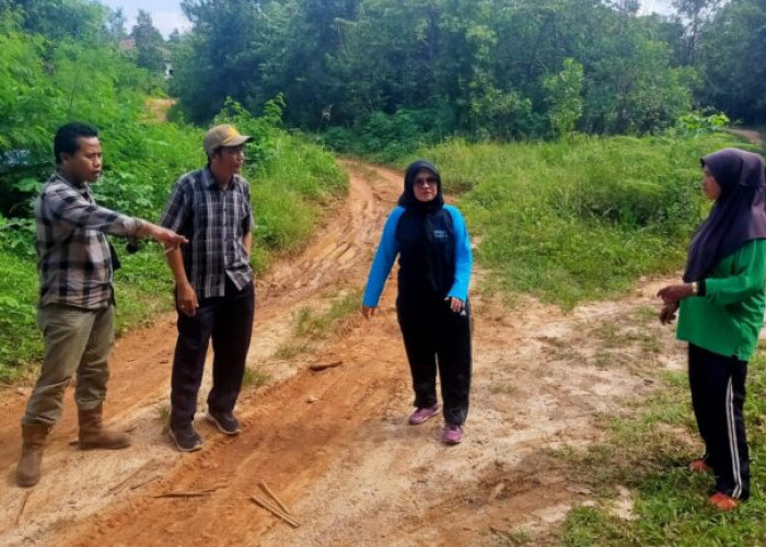 Akses Jalan Ligo Anak Petai Prabumulih Memprihatinkan, Beraspal Tanah Liat   