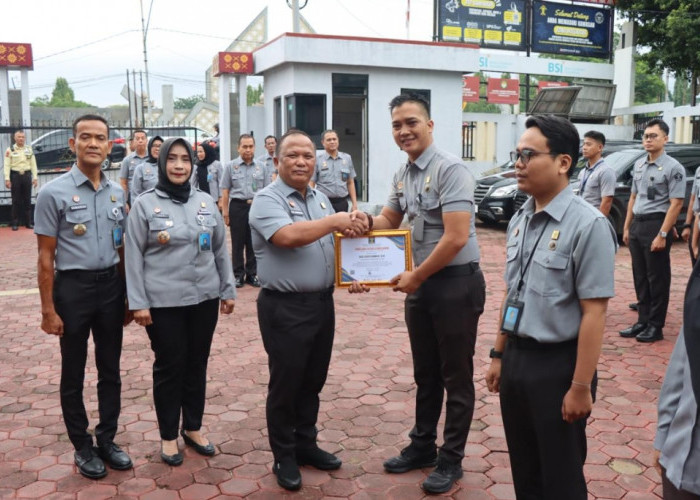 Momentum Apel Pagi Kemenkum Sumsel, Kakanwil Tekankan Disiplin dan Berikan Penghargaan bagi Insan Berprestasi