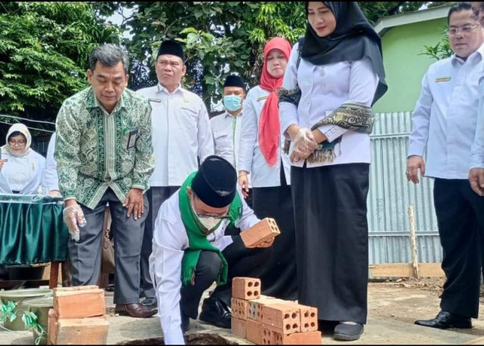 Kakanwil Letakkan Batu Pertama Bangun Lab dan Ruang Belajar MIN 2 Palembang