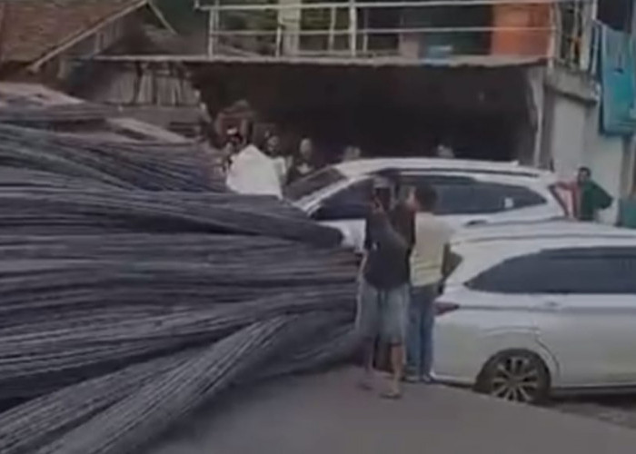 Tak Kuat Menanjak, Truk Muatan Besi Terguling, Jalintim Palembang–Jambi Macet Parah