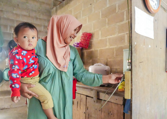 PLN UID S2JB Kembali Nyalakan 136 Sambungan Listrik Gratis Melalui Program Light Up The Dream