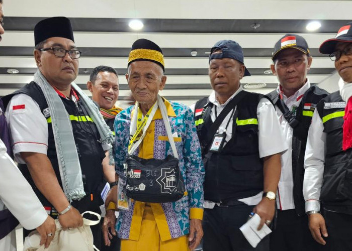 Mbah Harun, Jemaah Haji Indonesia Tertua Tiba di Madinah, Berusia 119 Tahun Asal Madura