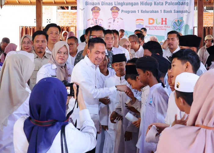 Wujudkan 1 Kelurahan 1 Bank Sampah, Walikota Ratu Dewa Serahkan Bantuan Sarpras ke 25 Bank Sampah Aktif