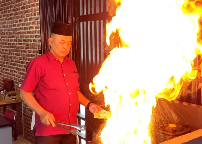 Jelalah Rasa dan Atraksi Menarik di Mie Bakar Palembang