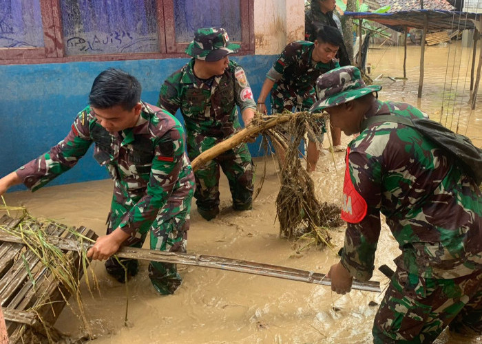 Prajurit Yonif I41/AYJP Bantu Masyarakat Terdampak Banjir Lahat di Desa Sepang