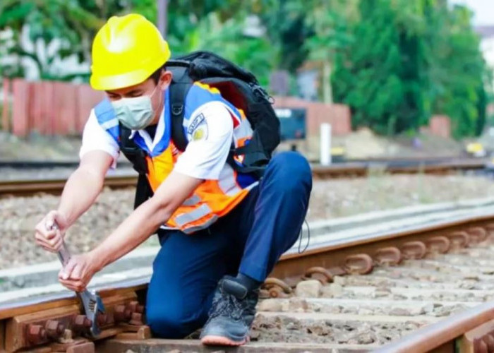 Peran Petugas Pemeriksa Jalur Rel Pastikan Keselamatan dan Keamanan Perjalanan KA Wilayah Divre III Palembang