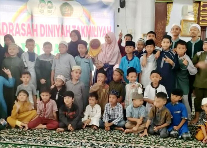 Kak Ninuk dan Boneka Siti Bikin Santri Madrasah Diniyah Masjid Raya Sukur Terpesona, Peringati Isra Miraj  