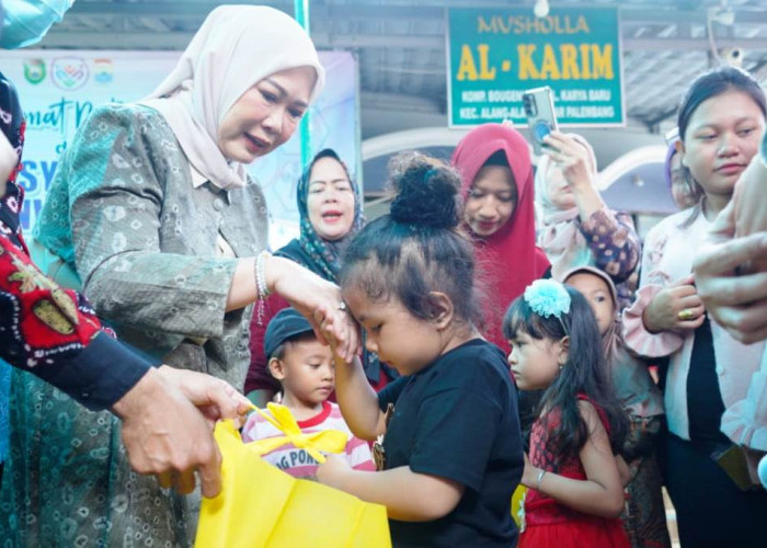 Ibu-ibu di Karya Baru Sumringah, Ketua TP PKK Sumsel Feby Deru Bagikan Makanan Tambahan Bergizi di Posyandu