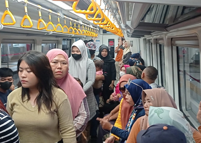 Warga Palembang Rela Berdesakan di Dalam LRT
