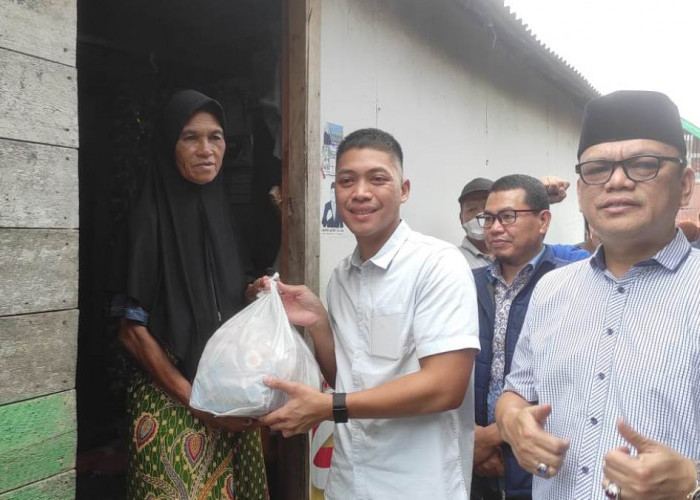 Peduli Warga Kurang Mampu, Rasyid Rajasa Bagikan Paket Sembako Saat Safari Politik di Palembang